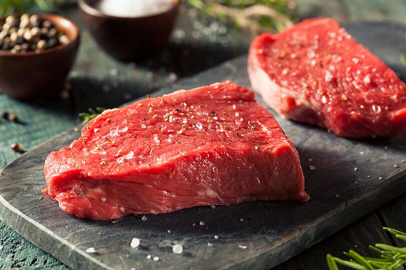 Auch wenn qualitativ hochwertiges Bio-Fleisch unbedenklich ist, sollte Fleisch maßvoll konsumiert werden. Am besten wird der Fleischkonsum reduziert und auf weißes Geflügelfleisch minimiert. Denn rotes Fleisch (Rind, Kalb, Schwein, Schaf, Lamm, Ziege, Pferd, Kaninchen und Wild) fördert die Verkalkung der Gefäße. Auch verarbeitetes Fleisch, das durch Salzen, Räuchern, Reifen oder Fermentieren haltbar gemacht wird, sollte gemieden werden. Auch wenn qualitativ hochwertiges Bio-Fleisch unbedenklich ist, sollte Fleisch maßvoll konsumiert werden. Am besten wird der Fleischkonsum reduziert und auf weißes Geflügelfleisch minimiert. Denn rotes Fleisch (Rind, Kalb, Schwein, Schaf, Lamm, Ziege, Pferd, Kaninchen und Wild) fördert die Verkalkung der Gefäße. Auch verarbeitetes Fleisch, das durch Salzen, Räuchern, Reifen oder Fermentieren haltbar gemacht wird, sollte gemieden werden.
