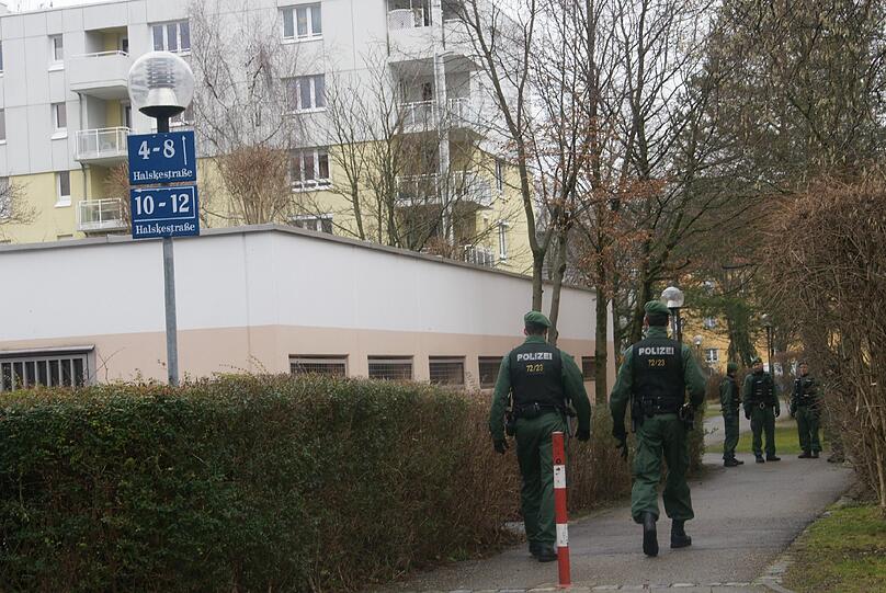... könnte irgendwo der Griff der Tatwaffe liegen. Brach die Klinge des Messers doch ab, als der Mörder ...