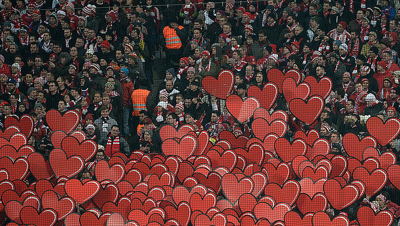 Den FC Bayern im Herzen: Der Club hat inzwischen die Mitglieder-Marke von 255000 geknackt. Den FC Bayern im Herzen: Der Club hat inzwischen die Mitglieder-Marke von 255000 geknackt.