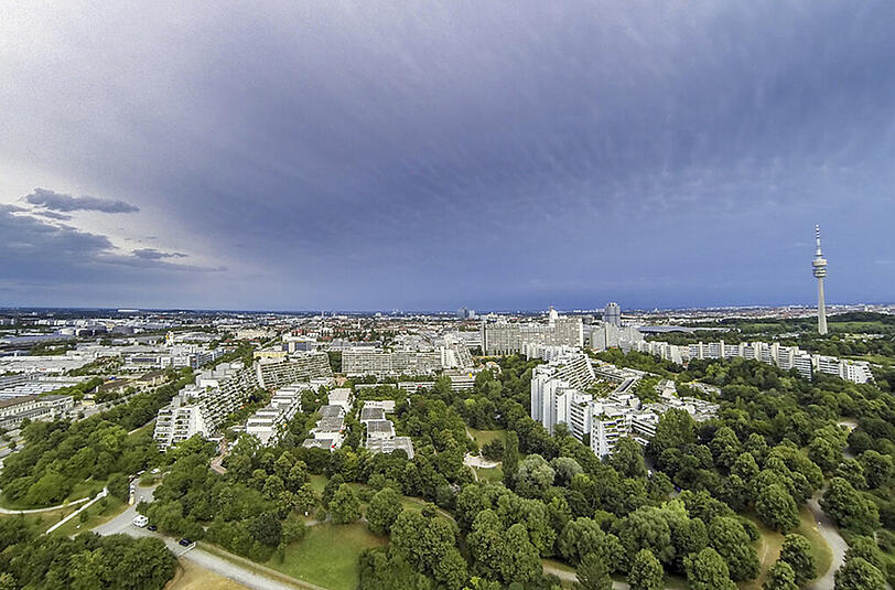 Das Olympiadorf im Münchner Norden: Allein hier haben die Stadtwerke 40 Kilometer Glasfaserkabel unter die Erde gebracht. Nur noch wenige Häuser fehlen, dann sind alle Haushalte im Viertel am Netz.