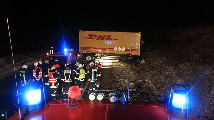 Auf der A71 ereigneten sich zwei Lkw-Unfälle unmittelbar nacheinander, einer davon mit tödlichem Ausgang. Die Bilder von der Unfallstelle.