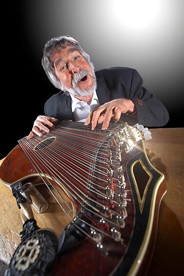 Der &bdquo;Zither Manä&ldquo; gibt von Rhythm & Blues bis zu Balladen alles zum Besten, was man von einem Zitherspieler so nicht vermuten würde.