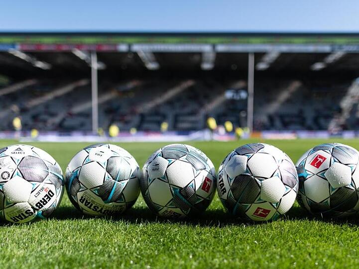 Die Coronavirus-Pandemie bedroht auch das globale Fußball-Business.