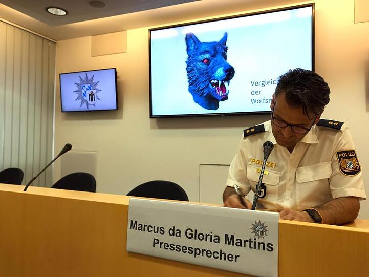 Polizeisprecher Marcus da Gloria Martins zeigt ein Vergleichsbild einer Wolfsmaske. In München hat ein Mann mit Wolfsmaske ein elfjähriges Mädchen vergewaltigt.