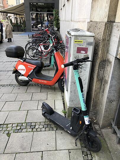 Nur wenige Meter vom Parkplatz am Promenadeplatz entfernt steht ein E-Scooter.