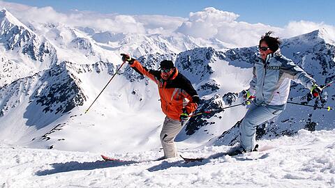Rosi Mittermaier und Christian Neureuther beim Skifahren auf dem Tiefenbachferner Gletscher in Tirol (Foto von 2002).