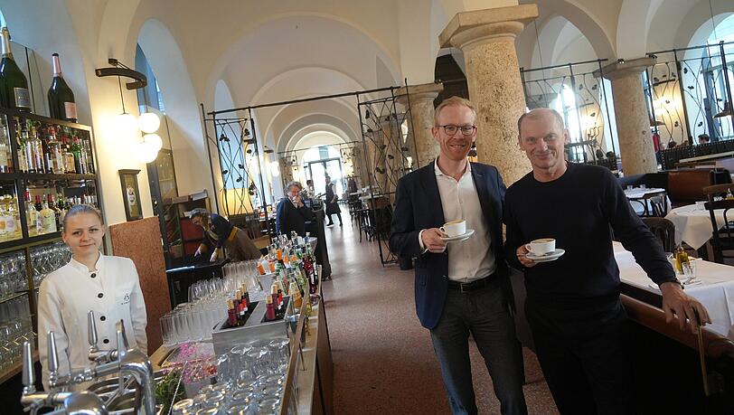Rudi Kull (r.) und Jacques Friedrich im Brenner. Die Bar links wird demnächst erneuert und ein wenig verlängert.