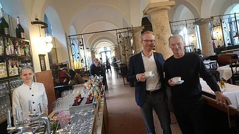 Rudi Kull (r.) und Jacques Friedrich im Brenner. Die Bar links wird demnächst erneuert und ein wenig verlängert.