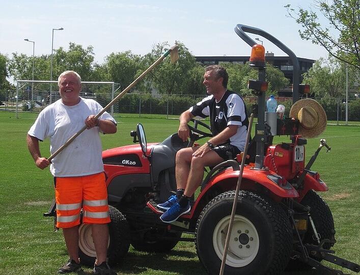 Vorsicht: Der Platzwart bedroht Sportchef Hinterberger