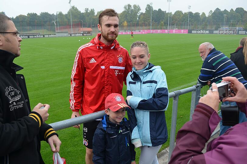 Jan Kirchhoff ließ sich nach dem Training mit den Fans fotografieren.