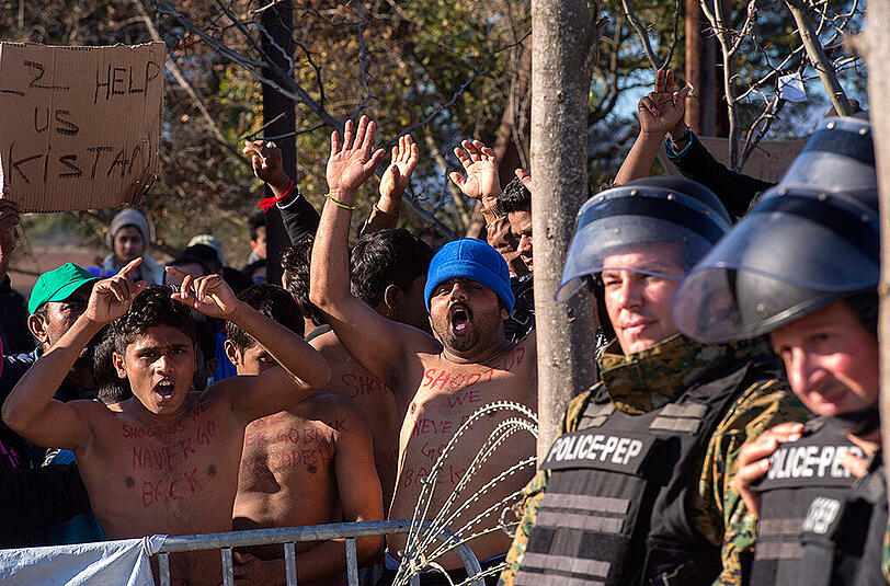 Schock-Protest am Montag an der mazedonischen Grenze bei Gevgelija. Einige Flüchtlinge nähten sich den Mund zu.