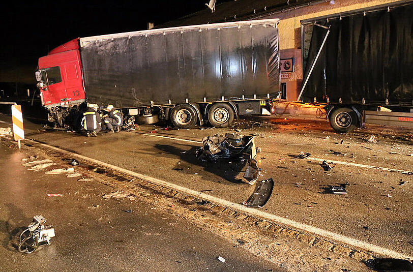 Der BMW wurde bei dem Zusammenprall mit dem Lkw regelrecht zerfetzt.