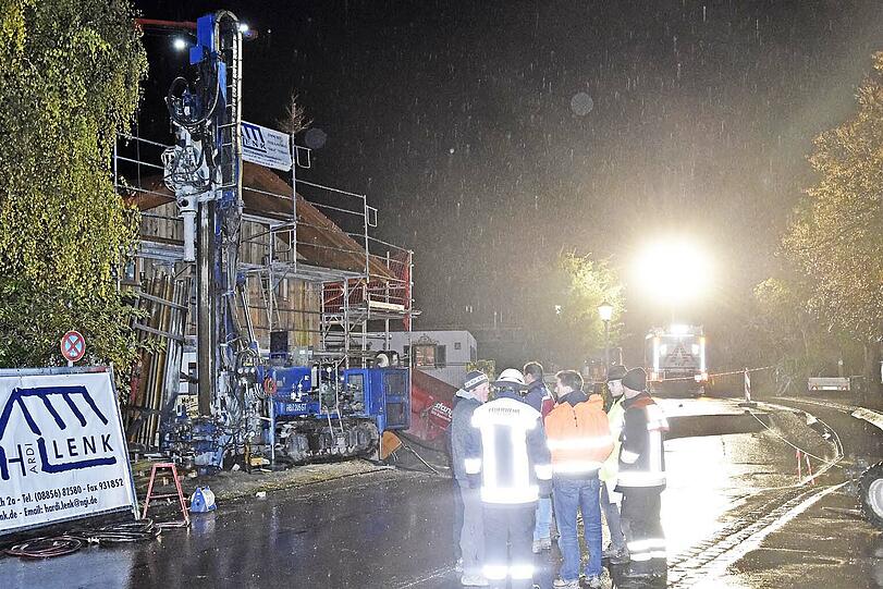 Polizei und Feuerwehr sicherten die Fahrbahnabsenkung in der Lindenstraße.
