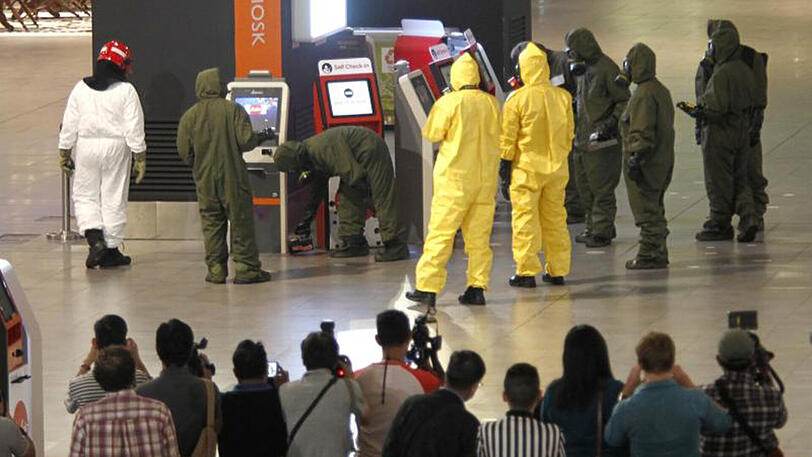 Einsatzkräfte in Schutzausrüstung am Tatort: Kims Jong Uns älterer Halbbruder Kim Jong Nam wurde bei einem Anschlag auf dem Flughafen Kuala Lumpur vergiftet.
