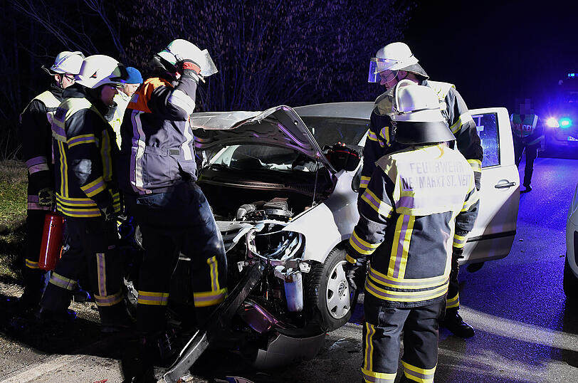 Bei dem Unfall entstand ein Sachschaden in fünfstelliger Höhe, vier Menschen wurden verletzt.