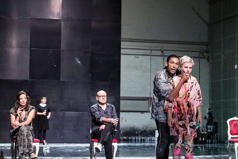 "Ein Riss geht durch die Welt" im Cuvilliéstheater.