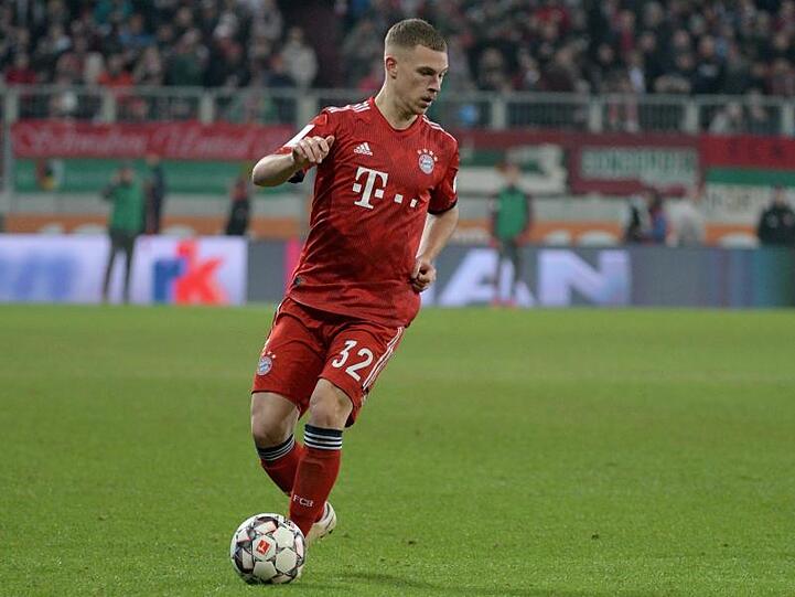Joshua Kimmich spielt den Ball. Foto: Stefan Puchner/Archiv