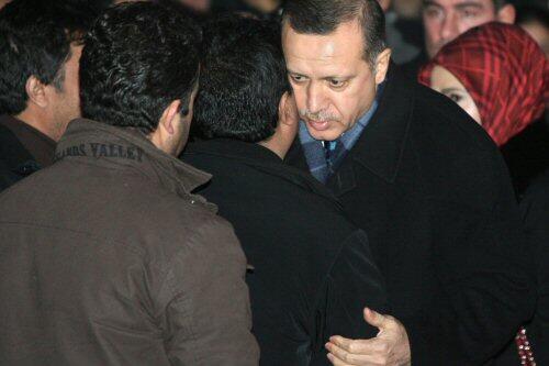 Recep Tayyip Erdogan am Unglücksort.