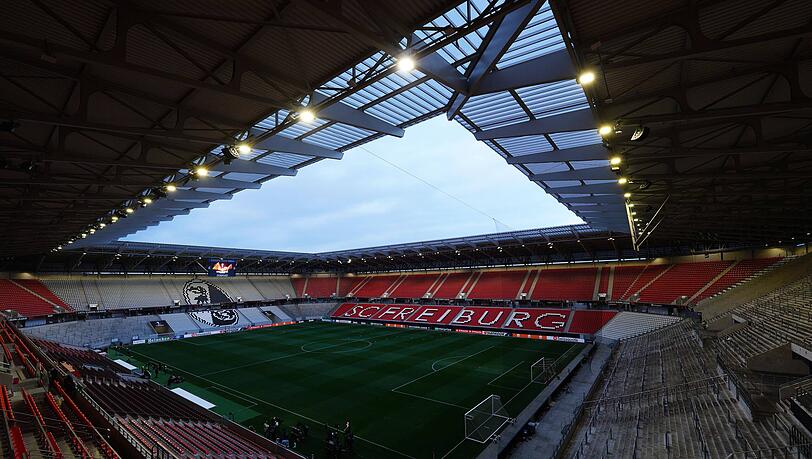 Blick in das im Oktober 2021 eröffnete Europa-Park Stadion, das seither als Heimat des SC Freiburg fungiert. Blick in das im Oktober 2021 eröffnete Europa-Park Stadion, das seither als Heimat des SC Freiburg fungiert.