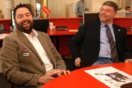 &bdquo;Wir sind wie Brüder!&ldquo; Manager Christian Winkler (l.) und Trainer Pat Cortina, das EHC-Erfolgsgespann, zu Besuch bei der AZ.