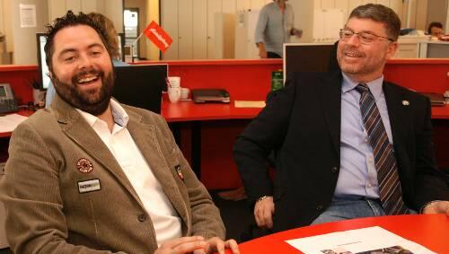 „Wir sind wie Brüder!“ Manager Christian Winkler (l.) und Trainer Pat Cortina, das EHC-Erfolgsgespann, zu Besuch bei der AZ. „Wir sind wie Brüder!“ Manager Christian Winkler (l.) und Trainer Pat Cortina, das EHC-Erfolgsgespann, zu Besuch bei der AZ.