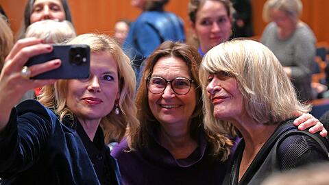 Julia Klöckner (v.l.-r., CDU), Bundestagspräsidentin, Mechthild Heil (CDU) und Frauenrechtlerin Alice Schwarzer lächeln für ein Selfie.