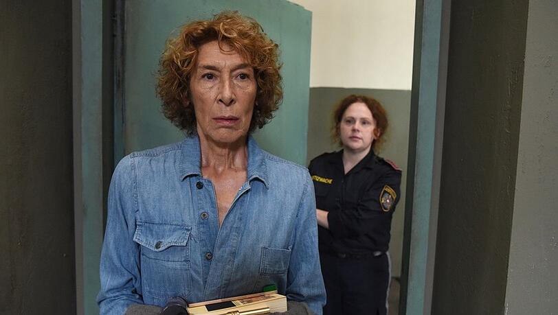 "Mama ist die Best(i)e": Gloria Almeda (Adele Neuhauser, l.) wurde zu 10 Jahren Haft für den Auftragsmord an ihrem Gatten verurteilt. "Mama ist die Best(i)e": Gloria Almeda (Adele Neuhauser, l.) wurde zu 10 Jahren Haft für den Auftragsmord an ihrem Gatten verurteilt.