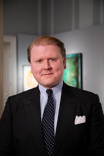 Der Schmuckexperte Carl Philipp von Weitzel-Mudersbach (32) hat in Göttingen und St. Andrews Kunstgeschichte studiert. Nach Stationen bei Van Ham und Lempertz wechselte er 2024 zum Auktionshaus Dorotheum. Der Schmuckexperte Carl Philipp von Weitzel-Mudersbach (32) hat in Göttingen und St. Andrews Kunstgeschichte studiert. Nach Stationen bei Van Ham und Lempertz wechselte er 2024 zum Auktionshaus Dorotheum.