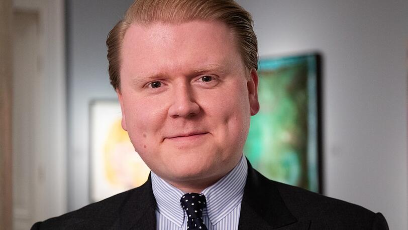 Der Schmuckexperte Carl Philipp von Weitzel-Mudersbach (32) hat in Göttingen und St. Andrews Kunstgeschichte studiert. Nach Stationen bei Van Ham und Lempertz wechselte er 2024 zum Auktionshaus Dorotheum. Der Schmuckexperte Carl Philipp von Weitzel-Mudersbach (32) hat in Göttingen und St. Andrews Kunstgeschichte studiert. Nach Stationen bei Van Ham und Lempertz wechselte er 2024 zum Auktionshaus Dorotheum.
