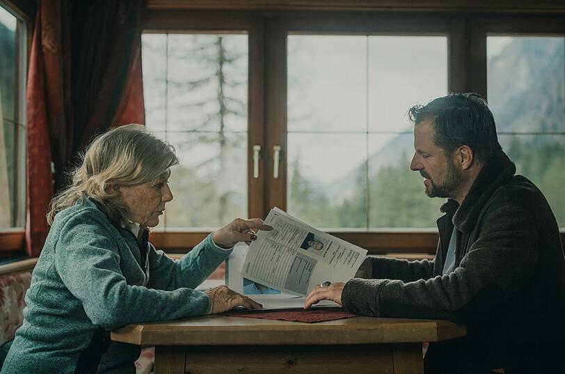 Wenn Lukas Geier (Philipp Hochmair) Besuch von seiner Ex-Chefin Annemarie Pabst (Jutta Speidel) an seinem R&uuml;ckzugsort erh&auml;lt, ist klar: Ein alter Fall d&uuml;rfte wieder aktuell werden!
