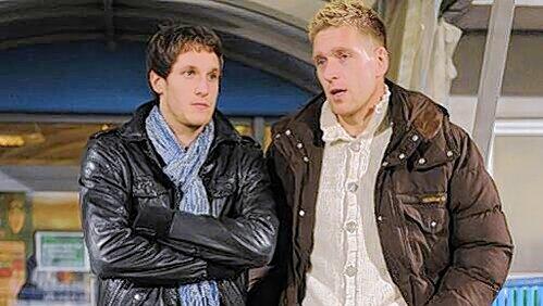 Stammspieler in Zivil: Stephan Fürstner (l.) muss wieder, der Ex-Paulianer Christian Rahn zu seinem großen Leidwesen immer noch passen, wenn’s am Sonntag gegen Hamburg geht. Stammspieler in Zivil: Stephan Fürstner (l.) muss wieder, der Ex-Paulianer Christian Rahn zu seinem großen Leidwesen immer noch passen, wenn’s am Sonntag gegen Hamburg geht.