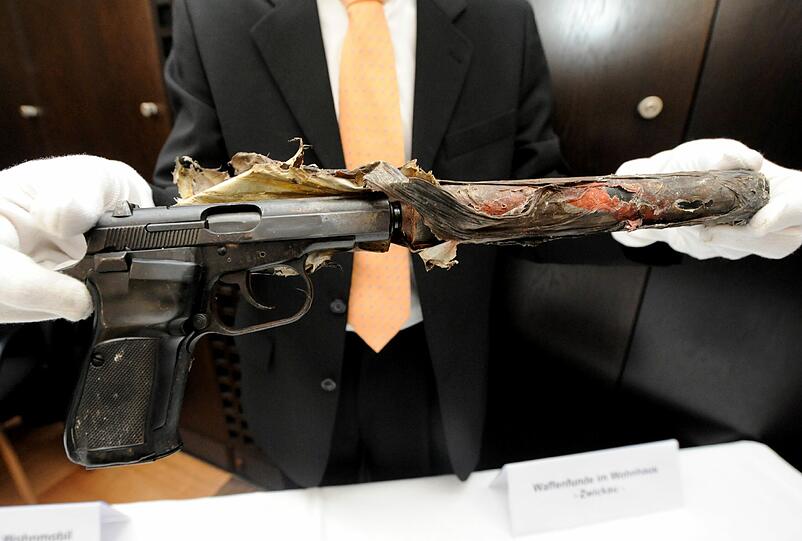 Beweismittel: Eine Pistole der tschechischen Marke Ceska, Typ 83, Kaliber 7,65 Millimeter Browning, mit der neun Maenner bei der Mordserie mit rechtsextremistischem Hintergrund ermordet wurden.