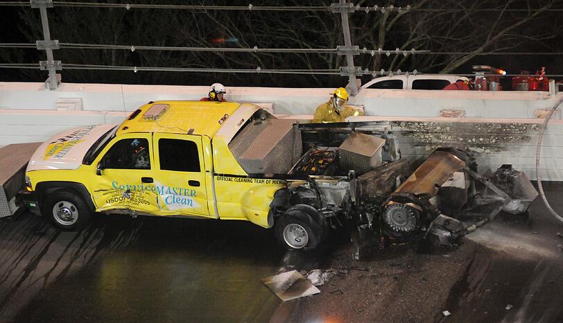 Spektakulärer Feuerunfall von Juan Pablo Montoya in Daytona. Der ehemalige Formel-1-Pilot war mit einem Safety-Car kollidiert, das in Flammen aufging. Die Bilder vom Crash.