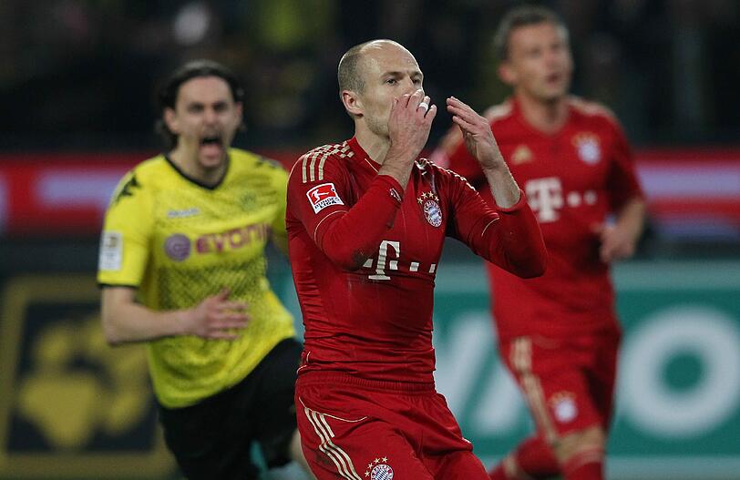 Robben hält sich die Hände vors Gesicht..