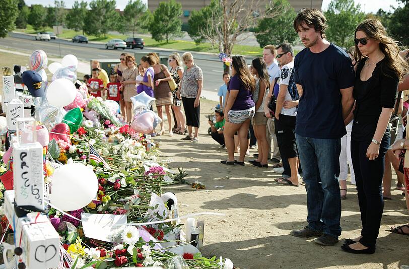 Batman-Star Christian Bale hat gemeinsam mit seiner Frau Sibi Blazic die Trauernden sowie überlebende Opfer des Kino-Amokschützen in Aurora besucht - sehen Sie hier die emotionalen Bilder.