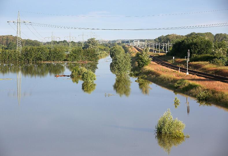 Auch etwas weiter südlich bei Schönhausen ist die Elbe über die Ufer getreten.