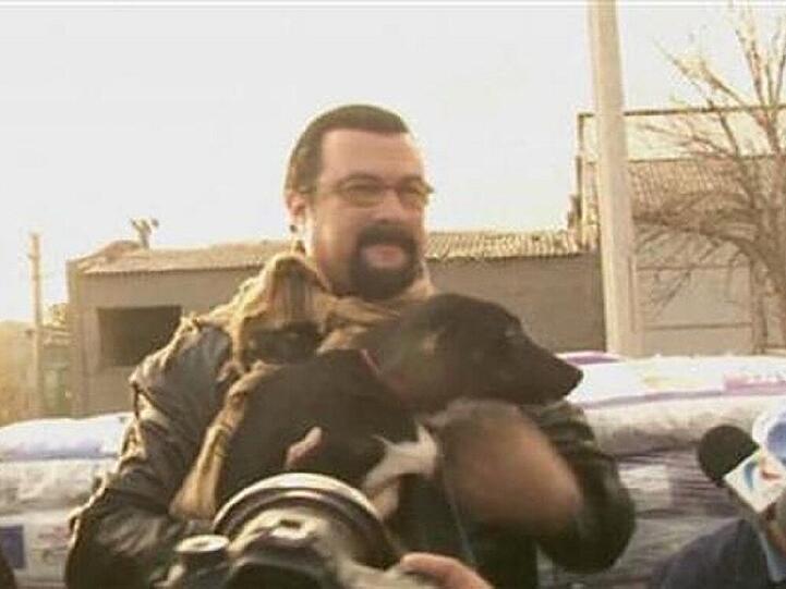 Steven Seagal nach seiner tierischen Rettungsaktion in Bukarest