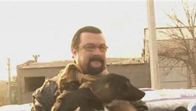 Steven Seagal nach seiner tierischen Rettungsaktion in Bukarest Steven Seagal nach seiner tierischen Rettungsaktion in Bukarest
