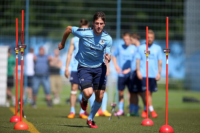 Schwitzen in der Vorbereitung: Löwen-Trainer Torsten Fröhling ließ seine Mannschaft beim Vormittagstraining am Dienstag sprinten.