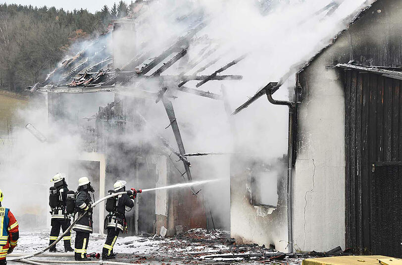 Im Hettenshausener Ortsteil Winden ist eine Maschinenhalle samt Reparaturwerkstatt abgebrannt. Auch eine Sammlung von Oldtimer-Motorrädern fiel den Flammen zum Opfer.
