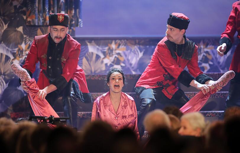 Schauspielerin Rosetta Pedone debütiert als Sahra Wagenknecht brilliant auf dem Nockherberg und schafft den Spagat zwischen &bdquo;Lechts und Rinks&ldquo; spielend.