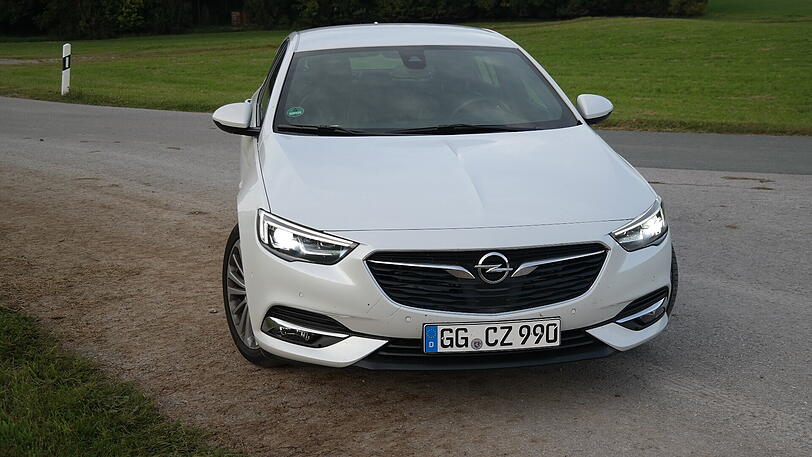 Das Opel-Flaggschiff Insignia streckt sich mit gelungener Formengebung auf 4,90 Meter.