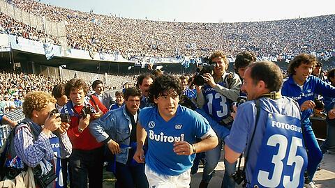 Diego Maradona im Stadion von Neapel. Er wird dem Club die einzigen Meisterschaften der Geschichte bescheren.