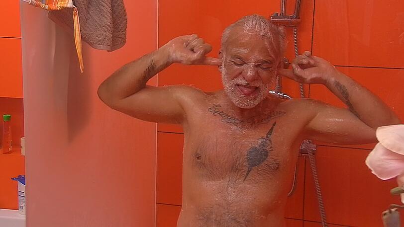 Nino unter der Dusche.