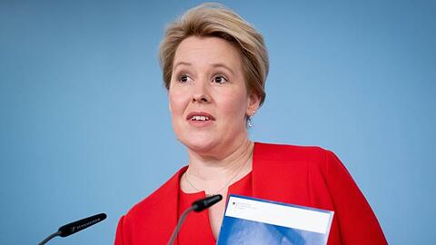 Franziska Giffey (SPD), Bundesministerin für Familie, Senioren, Frauen und Jugend, stellt Ergebnisse der Jugendbefragung "Aufwertung sozialer Berufe" vor.