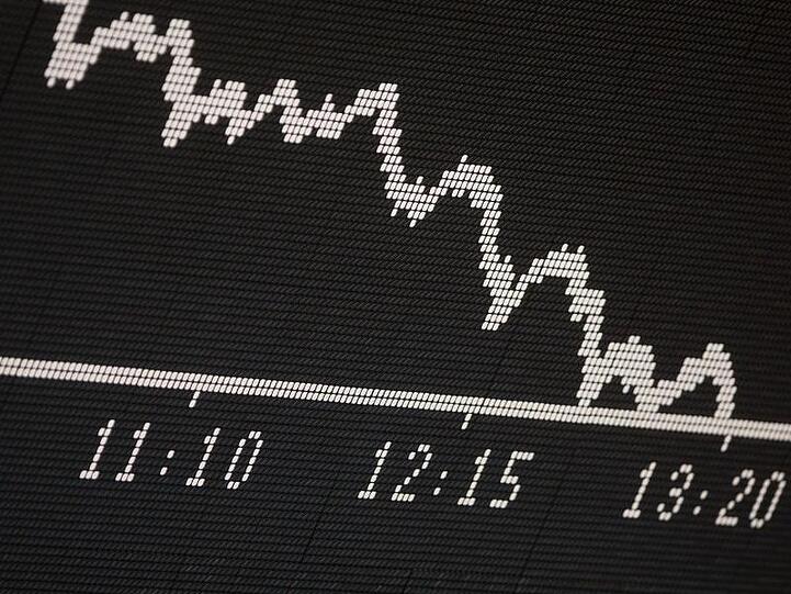 Die Dax-Kurve im Handelssaal der Börse in Frankfurt am Main. Foto: Frank Rumpenhorst/dpa/Symbolbild