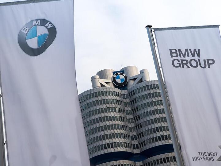 Die BMW-Zentrale. Foto: Peter Kneffel/dpa/Archivbild