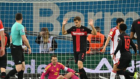 Als Josip Stanisic sein erst zweites Tor in der Fußball-Bundesliga erzielte, wirkte es so, als tue es ihm leid.