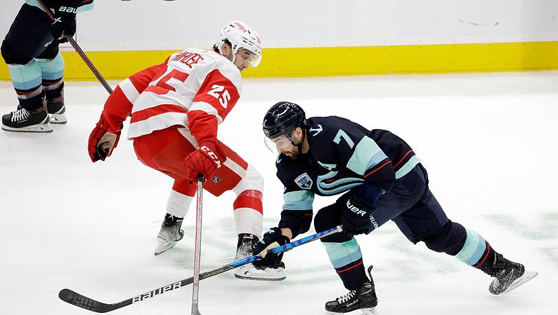 Taro Hirose (l) verstärkt den EHC Red Bull München.