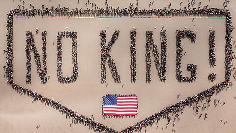 "NO KING!" verkörpern Hunderte Demonstranten an einem Strand in San Francisco.